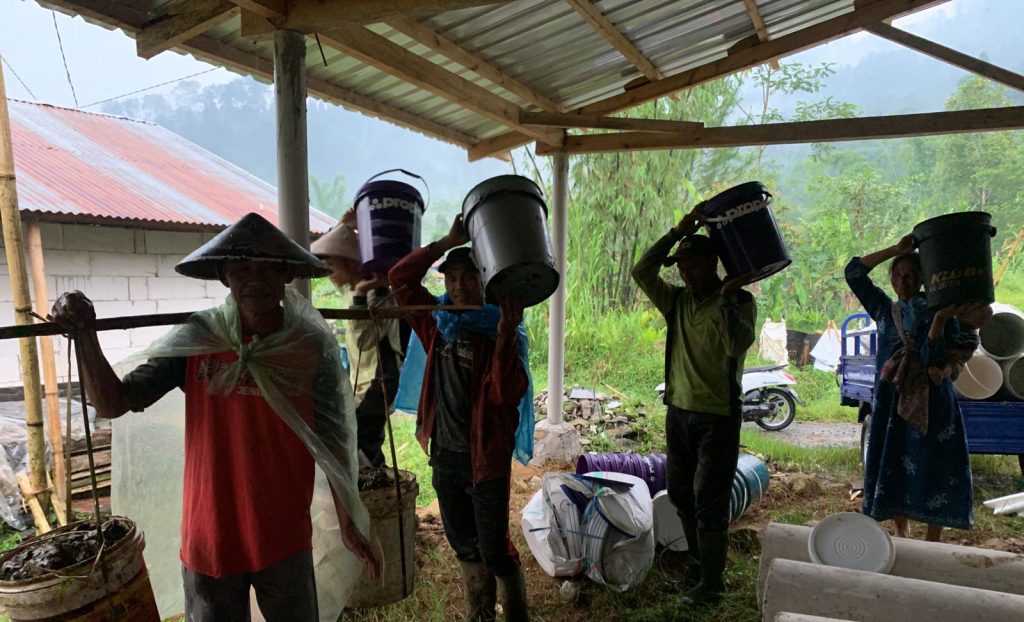 Para peternak sapi Desa Yosorejo bersama-sama mengumpulkan limbah ternaknya.