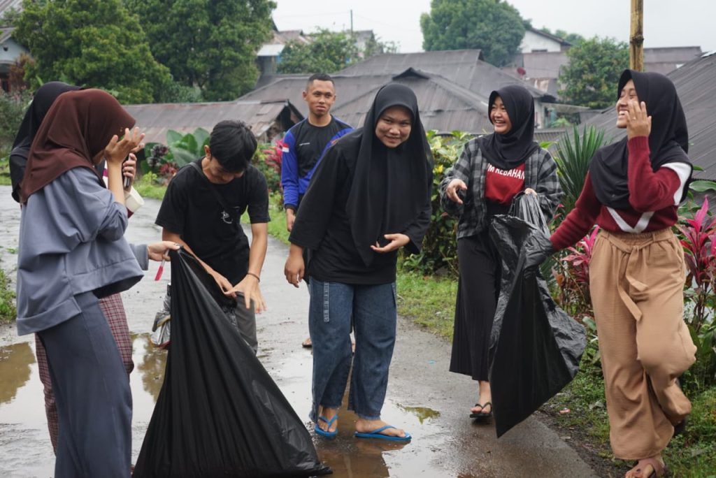 Generasi muda bekerja sama memungut sampah di Desa Tlogopakis.