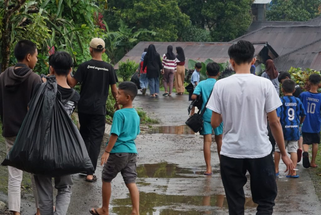 Generasi muda bekerja sama memungut sampah di Desa Tlogopakis. (2)