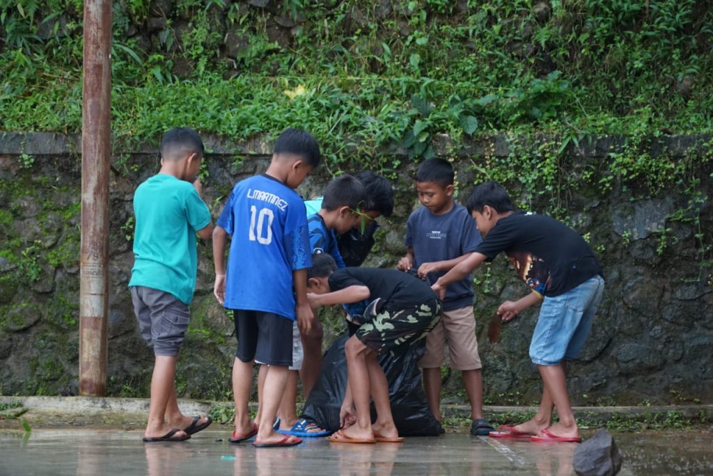 Generasi muda bekerja sama memungut sampah di Desa Tlogopakis. (3)