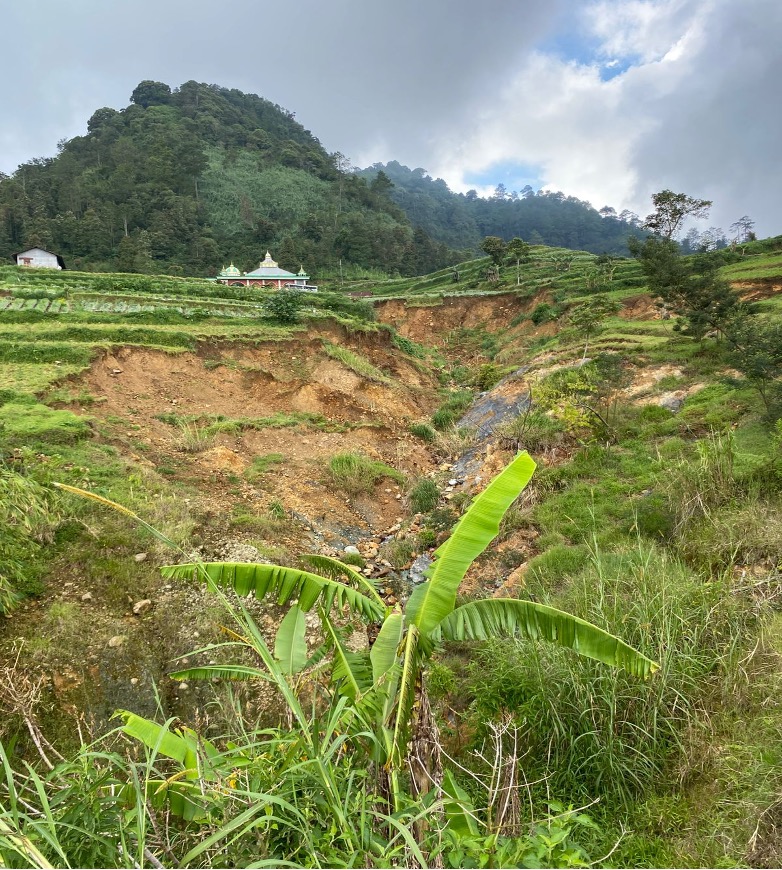 Ketika Parit Kecil Berubah Menjadi Koridor Longsor: Membaca Situasi Rejosari dan Pentingnya Penanganan Terpadu