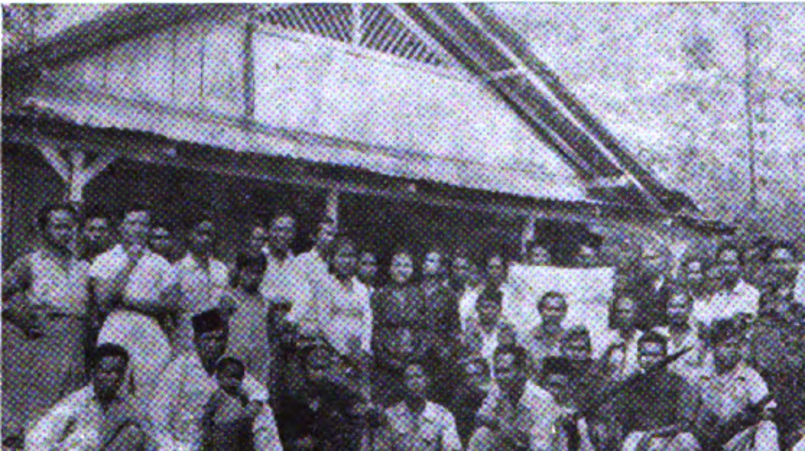 Foto 2. Sesudah cease fire, pejabat Republik bersiap bergerak menuju Pekalongan. Keterangan asli mengidentifikasi, dari kiri: Mochtar, Soedjono, Wignjosoeparto, dan Kapten Soeprapto. Sumber: Djawatan Penerangan Propinsi Djawa Tengah, Republik Indonesia: Propinsi Djawa-Tengah (1953), dokumentasi foto Pekalongan.